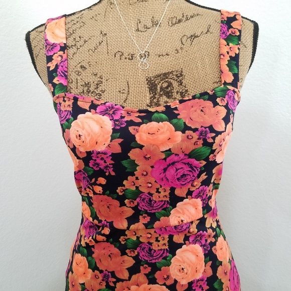 Love Culture Dresses & Skirts - ☀️3/$25•LOVE CULTURE •floral open back bodycon dress•Med•EUC